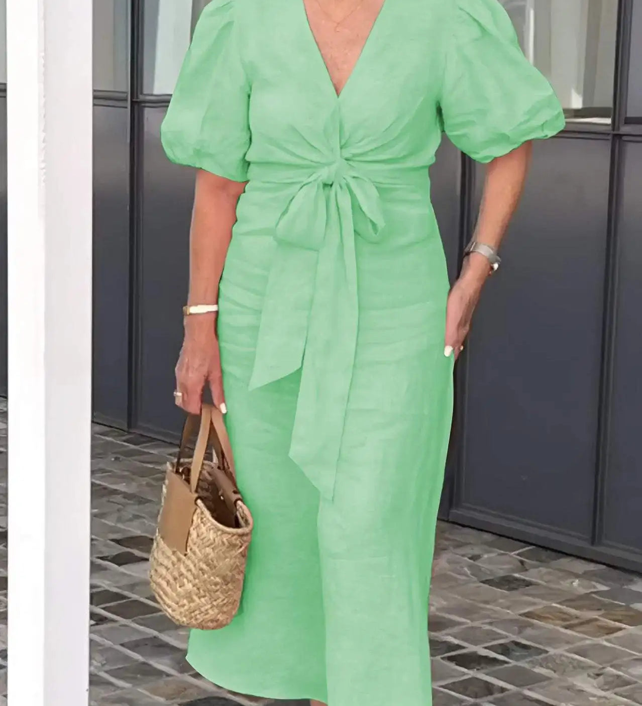 LYNORA | Élégante Robe Midi à Encolure en V